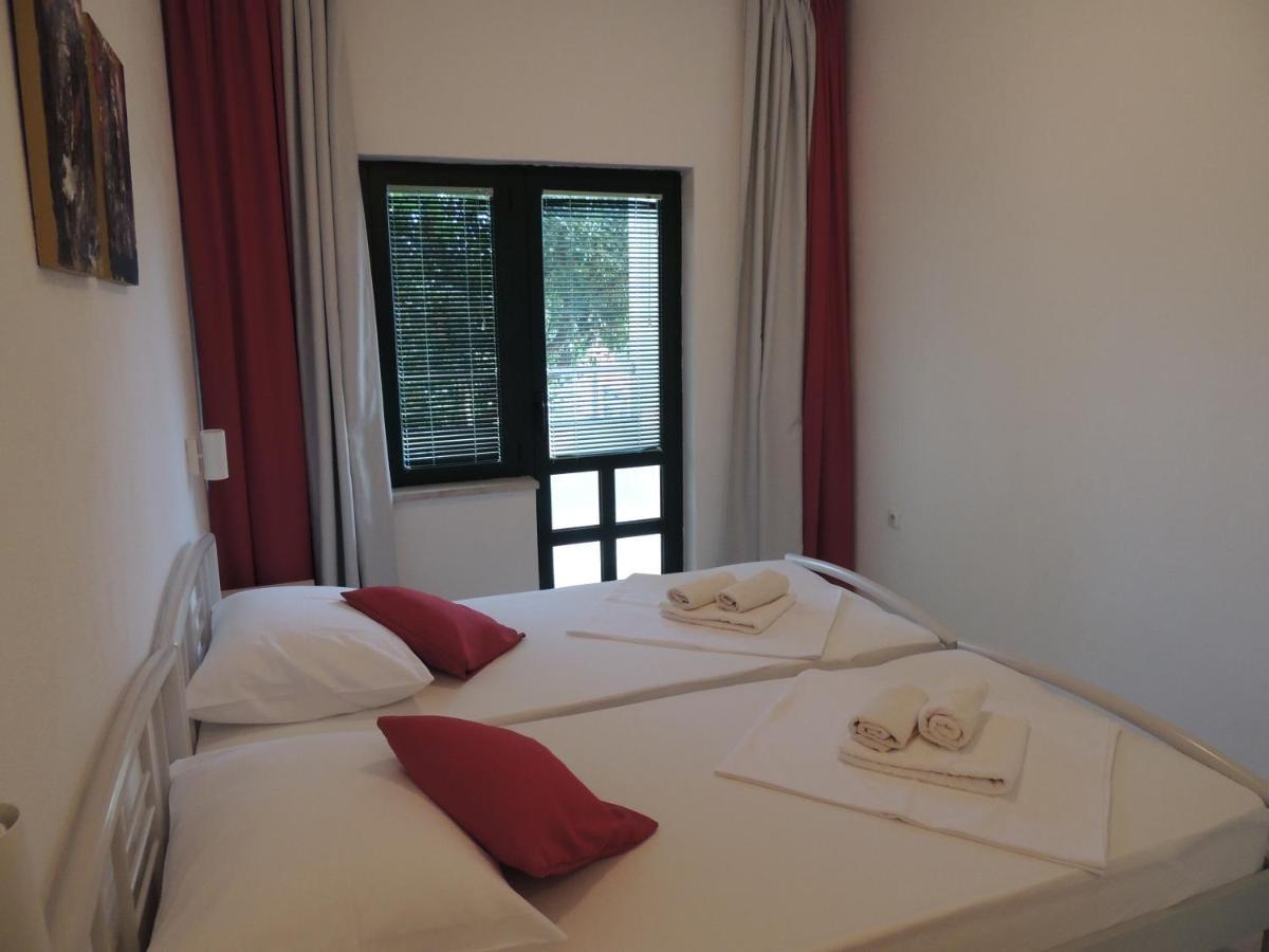 Apartments Suljic - Cash Only Property 스타리 그라드 외부 사진